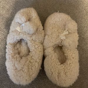 White soft slippers with pompoms